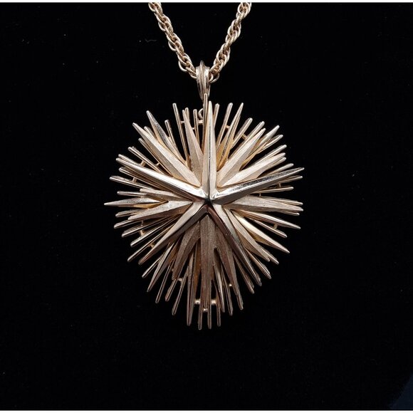Vintage TRIFARI 1960s Gold-Tone Starburst Pendant Necklace With Rope Chain - Picture 6 of 7